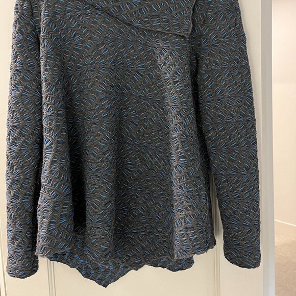 Sno Skins Grey and Blue symmetrical sweater. Medium - Picture 3 of 3